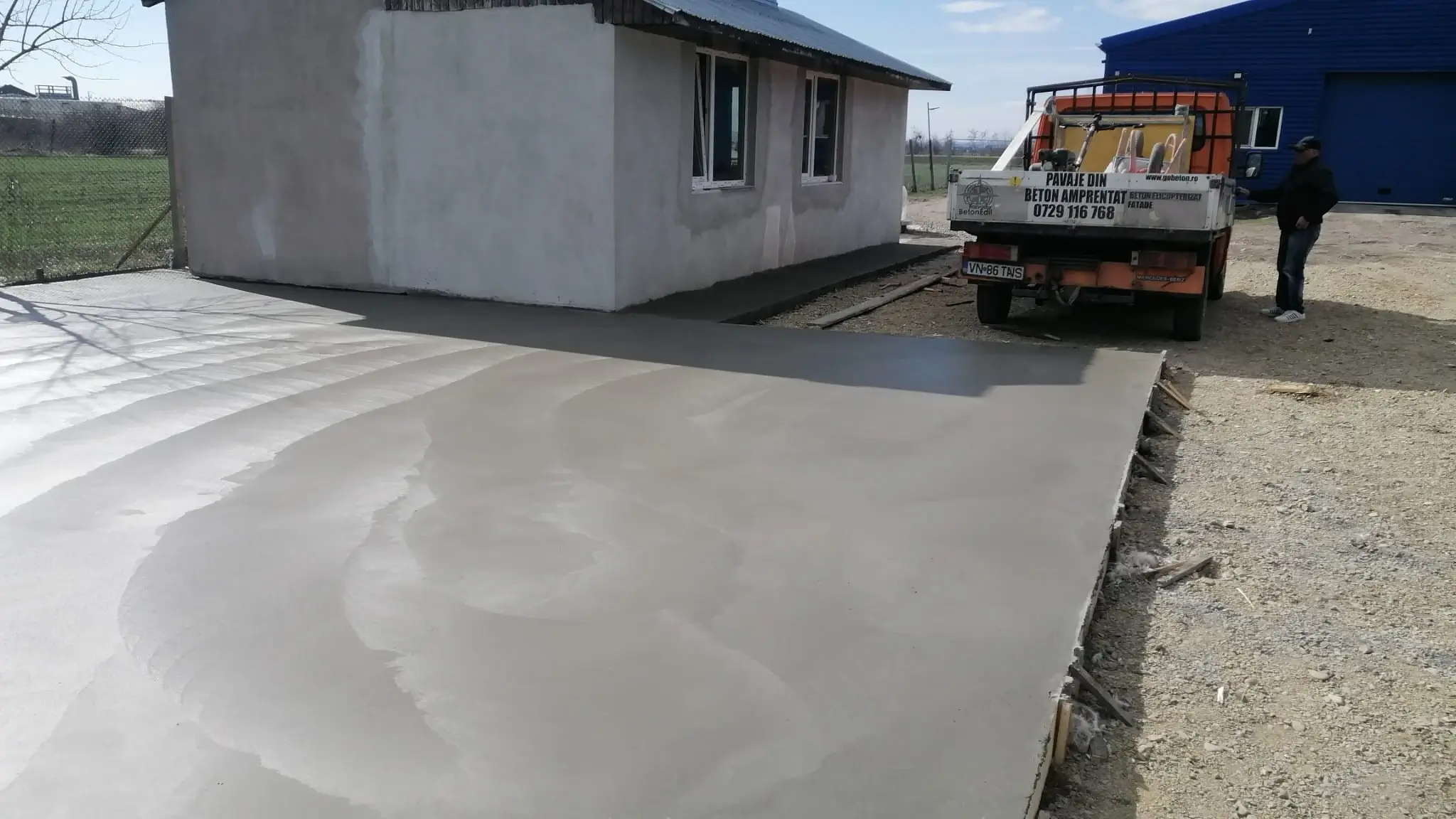 Platformă din beton elicopterizat realizată lângă casă cu finisaj neted și rezistent