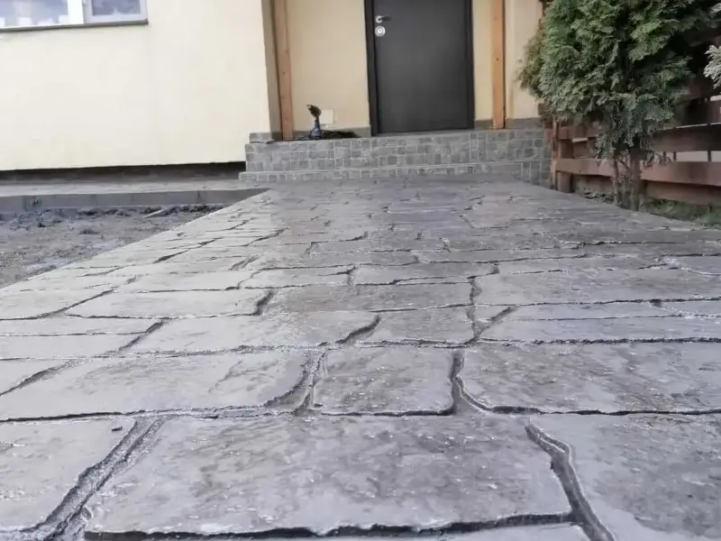 Alee de acces spre casă din beton amprentat gri rustic realizată de RBETON