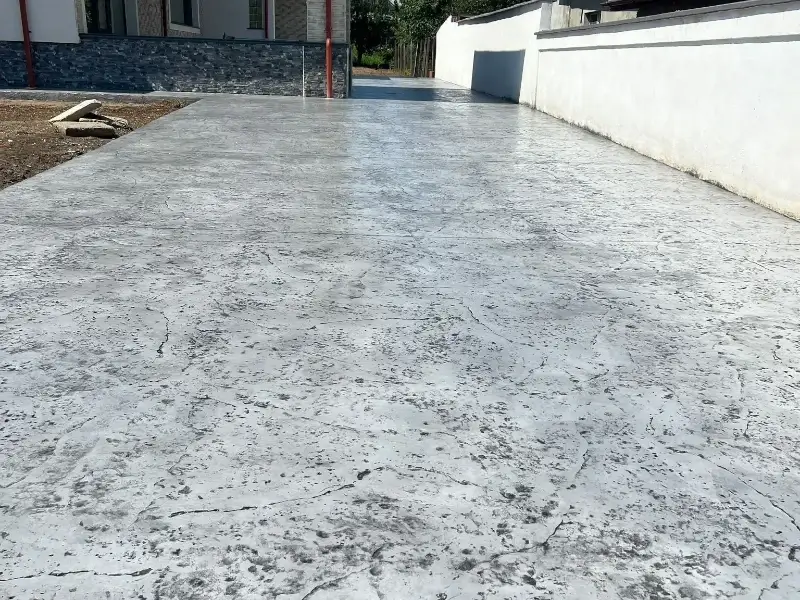 Alee auto gri din beton amprentat pentru casă nouă realizată de RBETON