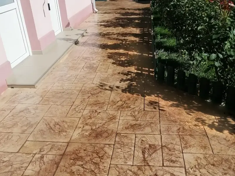 Alee beton amprentat maro model plăci decorative în curte