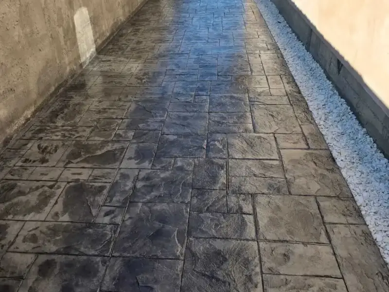 Alee laterală antracit din beton amprentat cu finisaj premium executată de RBETON