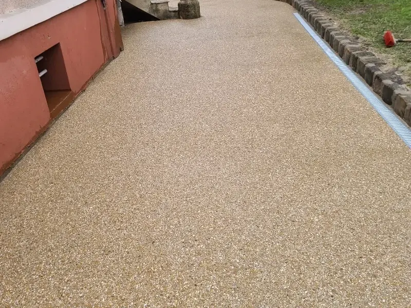 Curte din spate amenajată cu beton dezactivat și drenaj lateral executată de Rbeton