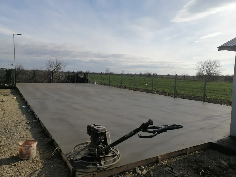 Platformă exterioară din beton elicopterizat realizată pentru curte și acces auto